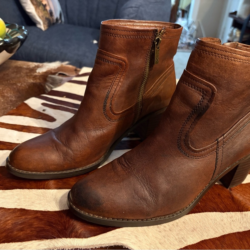 Arturo Chiang Rich Brown Leather Booties